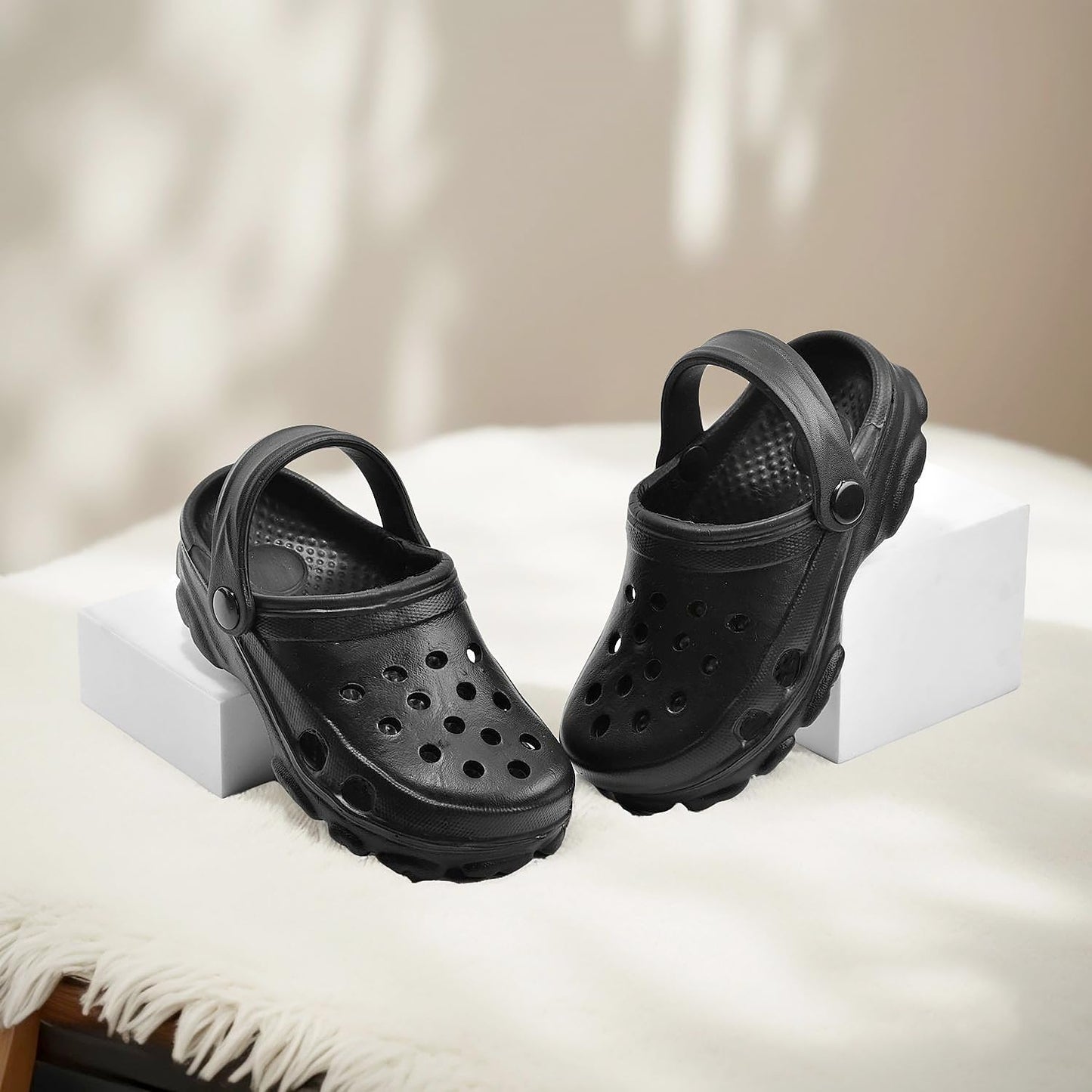 Clogs for Man, Comfortable, Lightweight Anti Skid Clogs - alphahostel.in