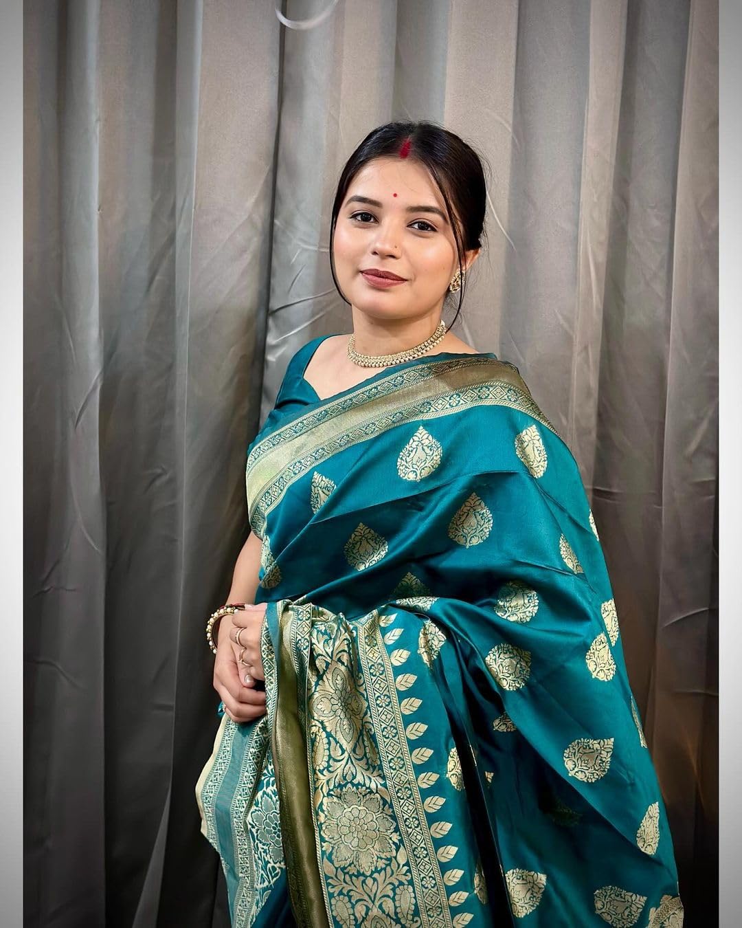 Women's KanjivaramSoft Silk Sarees With Blouse Piece