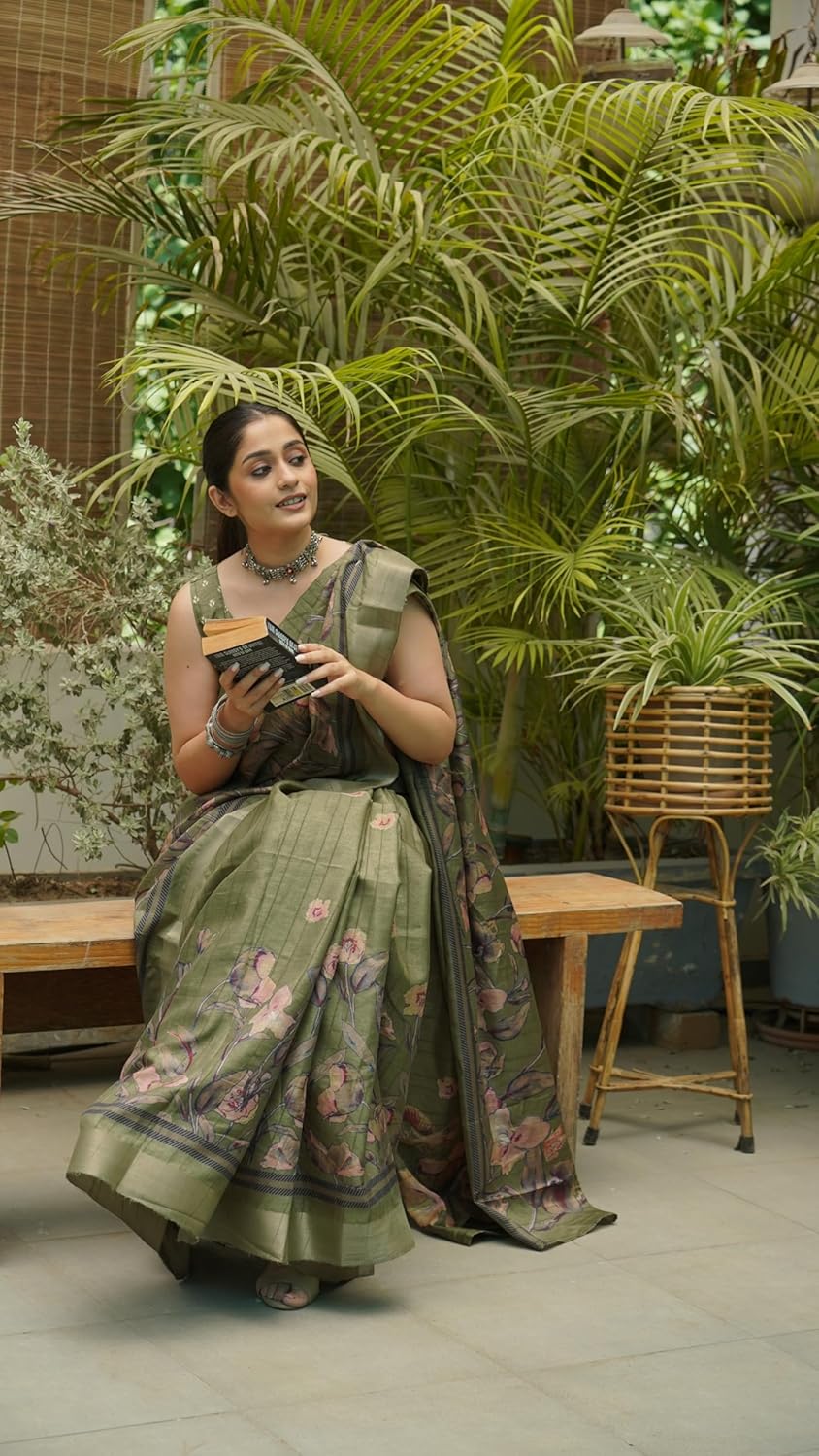 Women's Silk Blend Floral Printed Saree with Blouse Piece