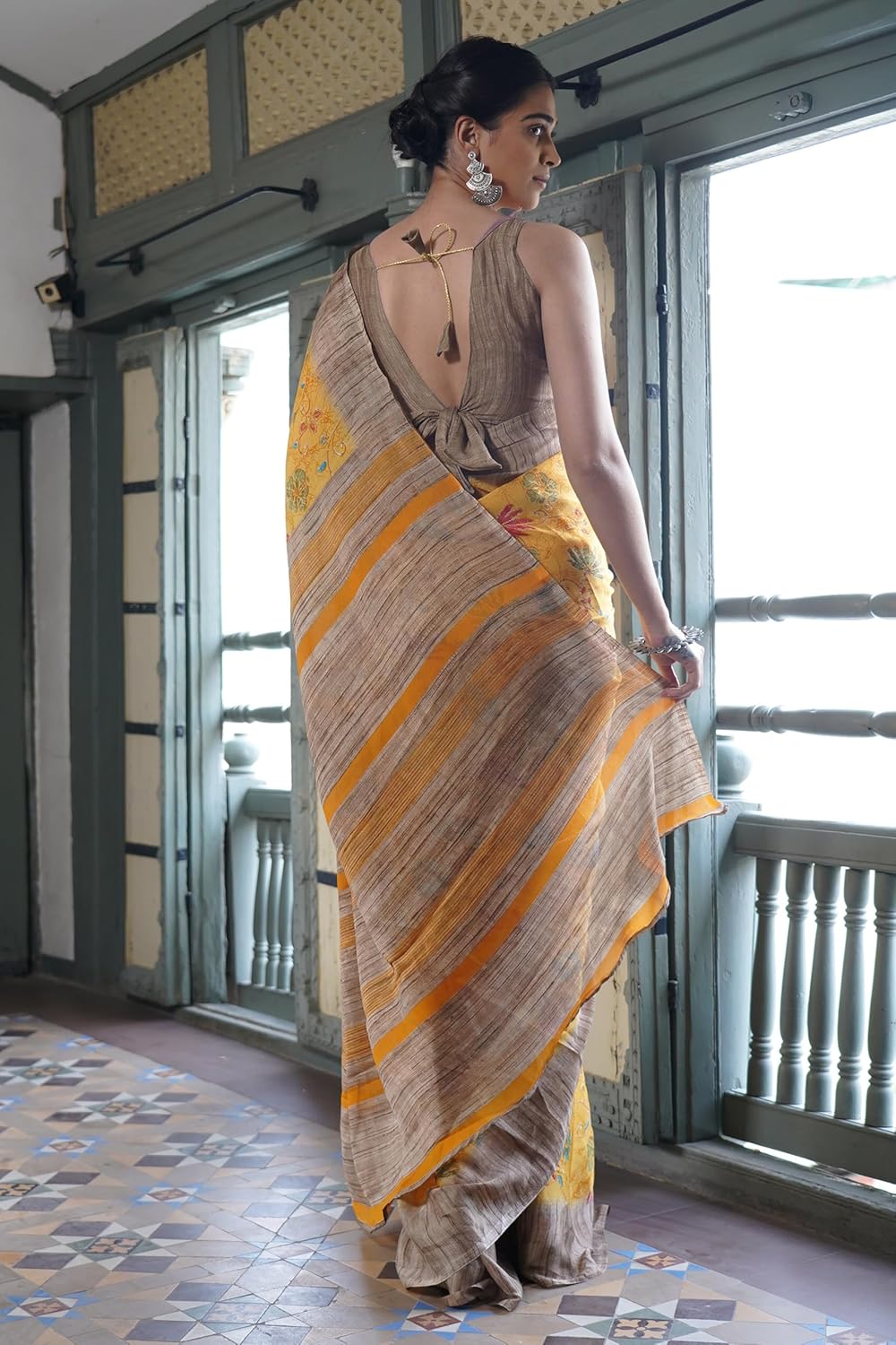 FASHION Floral Printed Saree with Blouse Piece