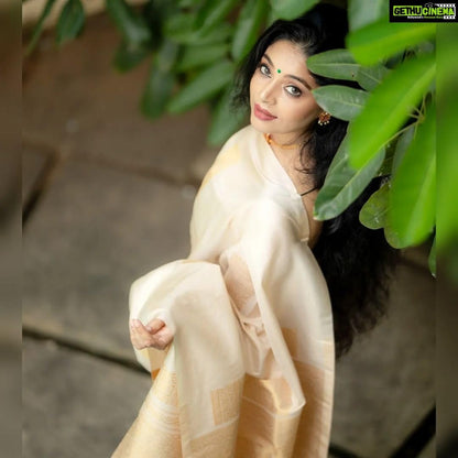 Women's Present Banarasi Soft Lichi Silk Saree